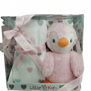 Caja de regalo que contiene un pingüino de peluche rosa y una manta blanca con corazones de colores, atada con una cinta rosa claro, con la etiqueta "Little Kids".