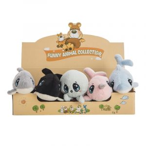 Cinco peluches de animales marinos con grandes ojos se exhiben en una caja de cartón con la etiqueta "Colección de animales divertidos".
