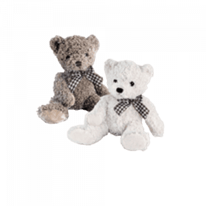 Dos osos de peluche, uno marrón y otro blanco, ambos con lazos a cuadros, sentados uno al lado del otro sobre un fondo blanco liso.