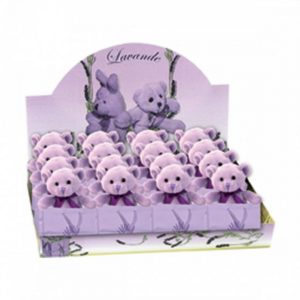 Caja expositora que contiene varios ositos de peluche pequeños de color lavanda, cada uno con un lazo morado, dispuestos en filas.