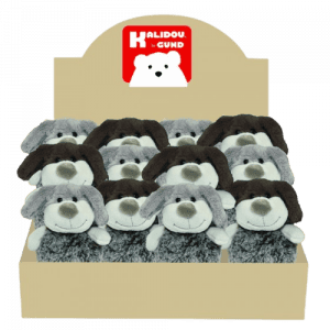 Caja expositora con doce perros de peluche idénticos "perrito bola 12 cm kalidou" de color gris y blanco con orejas marrones, bajo un rótulo rojo y blanco "Kalidou by Gund" con la ilustración de un oso.